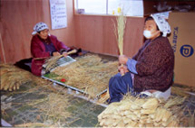 ワラつと作りは、ワラを保管している専用の小屋で行われている。ここでも作業の主力はおばあちゃんたちだ